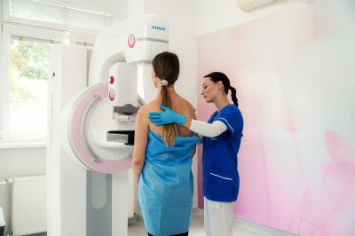 Nemocnica AGEL Žiar nad Hronom a Nemocnica AGEL Zvolen sa zapájajú do ružového októbra a radia, ako postupovať pri problémoch s prsníkom v rámci diagnostickej mamografie